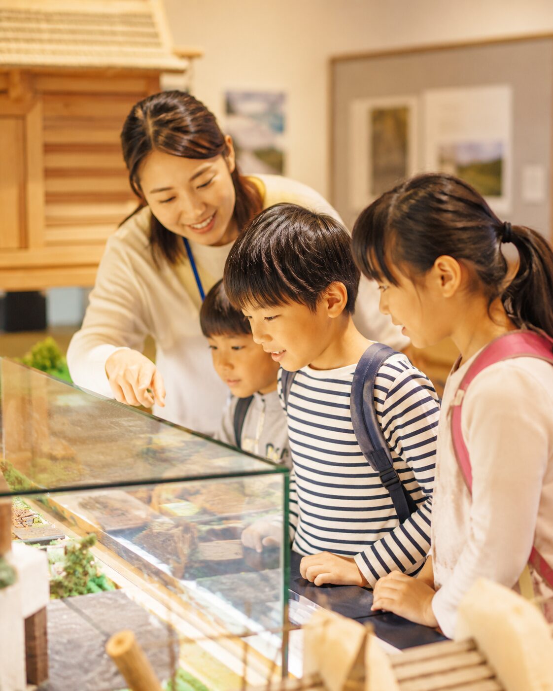 社会見学で展示を学ぶ子どもたちのイメージ